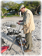 Author R.O. Blättner on Mauna Lani beach, starting the right ascension motor drive