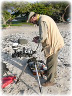 Author R.O. Blättner on Mauna Lani beach, starting the right ascension motor drive